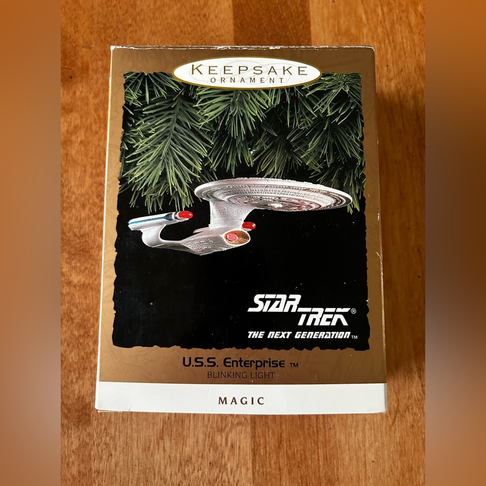 Star Trek USS Enterprise Hallmark Keepsake Ornament with Blinking Lights BNWT